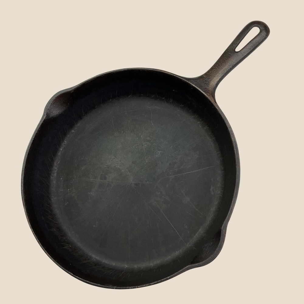 Vintage 8 Inch‎ Cast Iron Skillet Frying Pan Dual Pour Spouts Seasoned Cookware